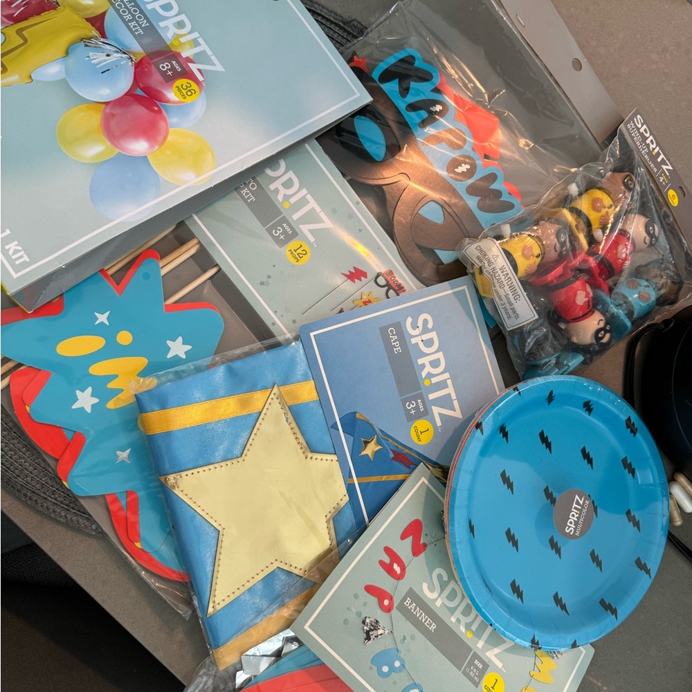 Super Hero Balloon Decor Kit Photo Prop Kit Cape Plates, Banner, Superhero Toys